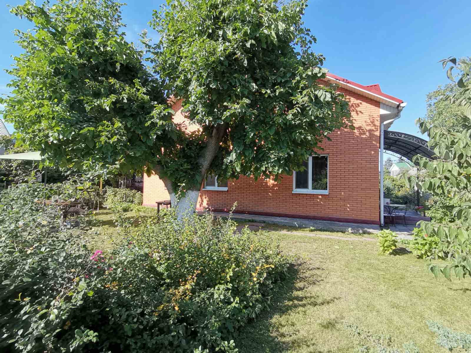 Продажа дома из красного кирпича, 17 соток. От Киева 900м